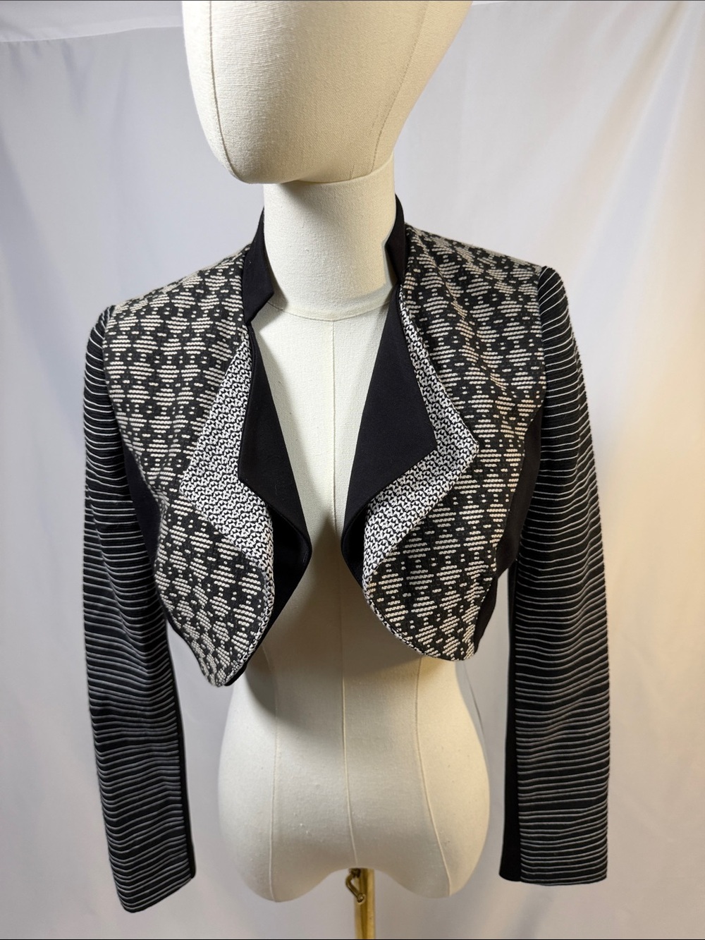 NWOT BEBE Cropped Open-Front Black & White Patterned crop Women’s Jacket